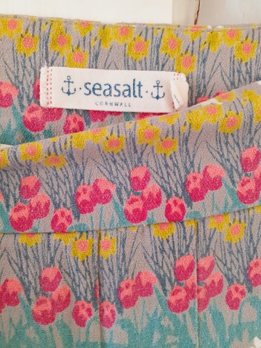 Seasalt floral hillside rock - floral,